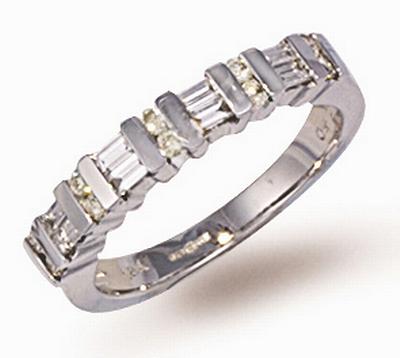18 Carat White Gold Diamond Ring (334)