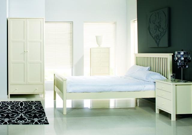 Ivory Bedstead - 135cm - Double (Sprung
