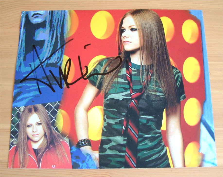 HAND SIGNED 10 x 8 INCH COLOUR PHOTO
