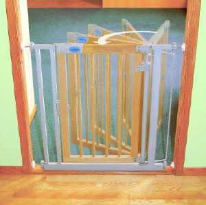 Bettacare Auto-Close Wooden Stair Gate Safety Gate