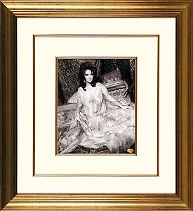 FamousRetail Elizabeth Taylor signed b/w photo