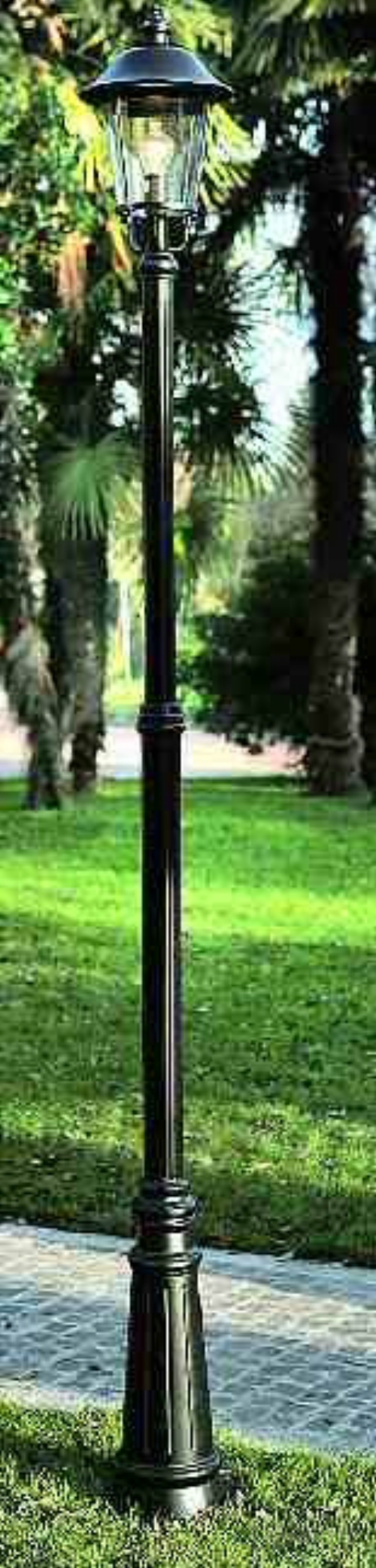 Trenton Cast aluminium lamp-post in satin black with clear polycarbonate lens