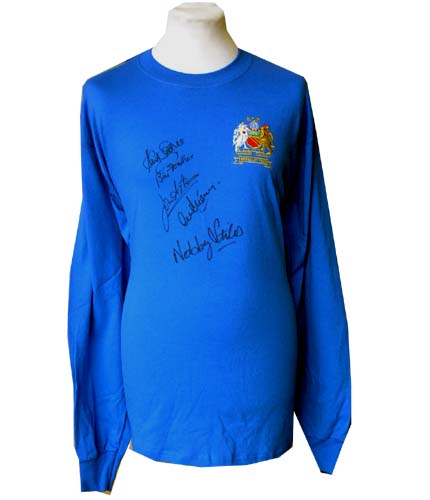 United and#8211; 1968 European Cup shirt signed by 5