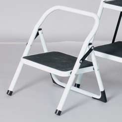 Quality domestic step ladders ideal for use around the homeFeatures deeply grooved platform for