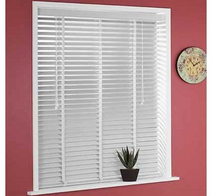 White venetian blinds features 50mm slat. automatic cord lock with cord tilt and metal headrail. Includes child safety cleat. fittings and instructions. Tested and safe to the 2014 blind safety standards BS EN 13120. Wood. Automatic safety lock. Size