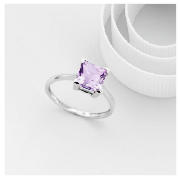This 9 carat white gold ring features a stunning amethyst stone. Size: S. This ring is also availabl