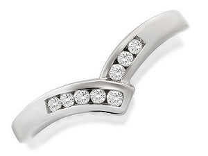 Eight diamonds (13pts total diamond weight) are the eye-catching feature along the crossover of this