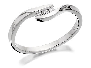 Three diamond accents sit perfectly at the point where the two 9ct white gold bands meet.