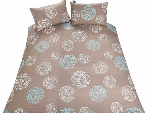 This Abbey Natural Duvet Cover Set brings a stylish edge to any bedroom. This duvet cover set includes a duvet cover and 2 pillowcases. Set includes 1 duvet cover and 2 pillowcases. Machine washable. Made from 50% polyester and 50% cotton. Suitable f
