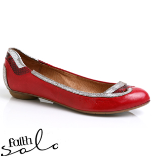 Almond toe leather pump with a low heel and contrasting piping detail. Smart yet practical, quirky b