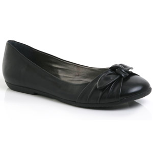 Round toe, ballerina-style leather flat pump with bow detail. Stylish, comfortable and versatile, th