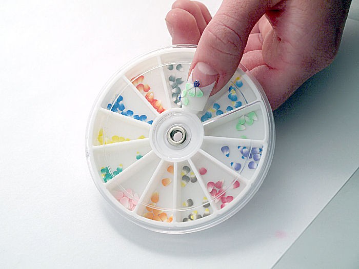 Wheel with 12 different colors.  Leaves can be applyed with gel or acrylic. Make wonderfull flowers.