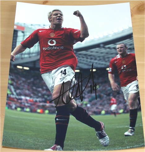 This is an excellent photograph of Alan Smith signed in black pen - total size of 9 x 7 inches. COA