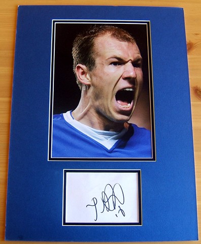This item includes the signature of Arjen Robben. The signature has been double mounted in blue and