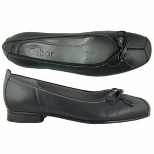 A neat pump from Gabor. Features leather panels and a bow to the toe.