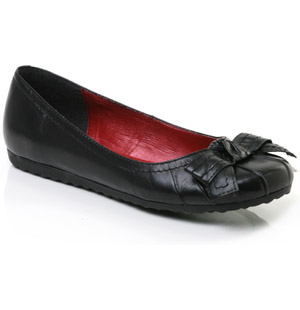 Round toe leather pumps with bow detail on front vamp. Smart, stylish and comfortable, the Asisa is 
