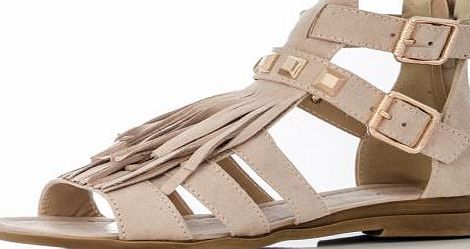 These beauties are just perfect for summer. Featuring a lovely fringe front and gold studded buckle strap - Try these gorgeous sandals with your next outfit. - Fringe design - Felt Material - Back zip fasten - Outer: textile, inner and sole: syntheti