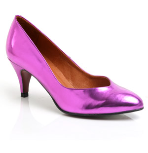 Patent court shoe with pointed toe and covered heel. With its classic shape the Carbilo shoe is perf