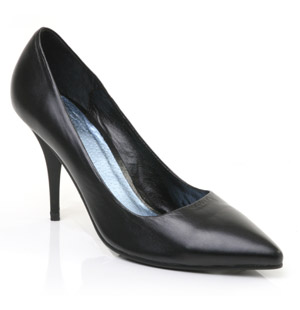 Pointed toe leather court shoe featuring a high covered heel. Smart and versatile, the Cegers shoe i