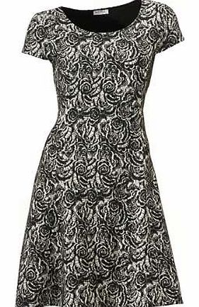 Gorgeous jacquard dress with round neckline, cap sleeves, flared skirt and a power-mesh lining for a slimmer silhouette.Class International fx Dress Features: Washable 75% Polyester, 21% Viscose, 4% Elastane Power-mesh lining: 80% Polyamide, 20% Elas