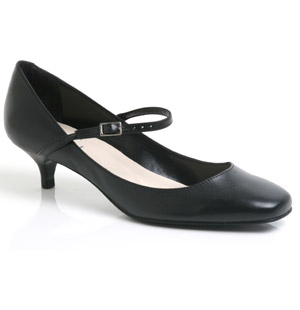 Square toe leather court shoe featuring dolly bar detail and a low kitten heel. Lining: synthetic So