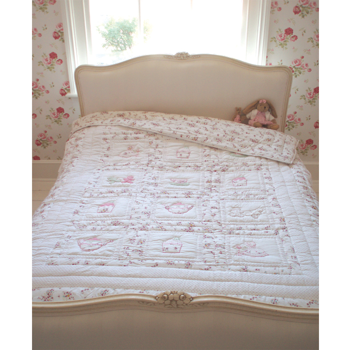 An exquisitely detailed cupcake quilt for your precious little one