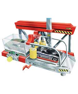 Only at Argos!Put your junked up car in this Custom Garage playset and watch it turn from junk to