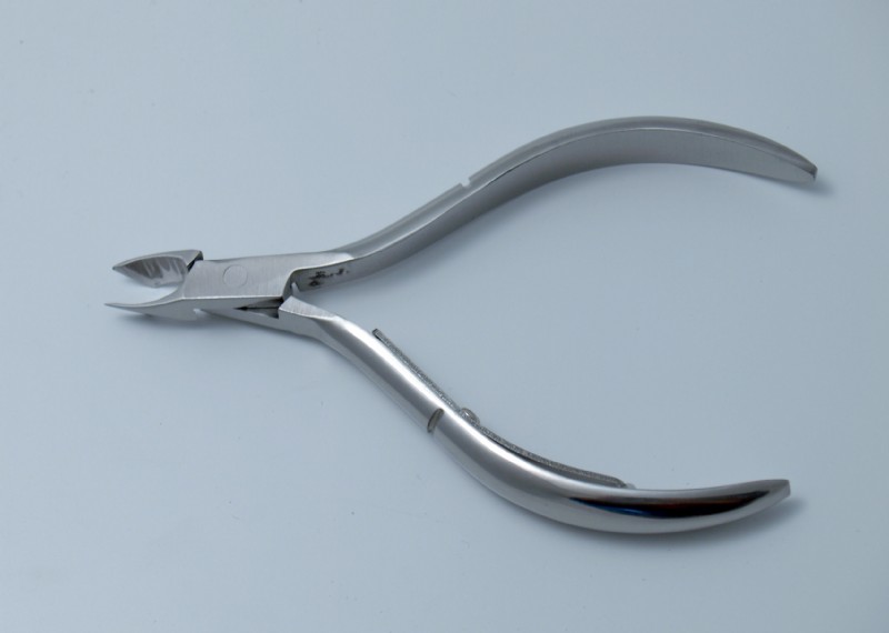 Practical cuticle nippers in chrome/silver