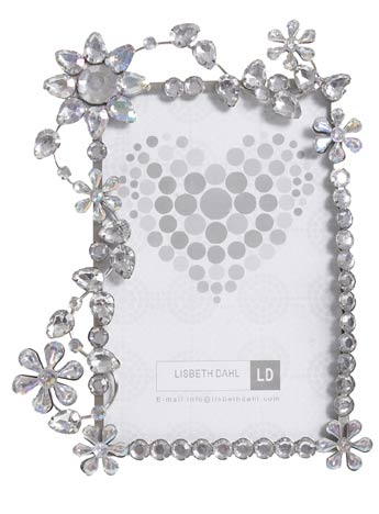 Be dazzled by this simply divine sparkly flower photo frame. With its twisting garland of diamond-st