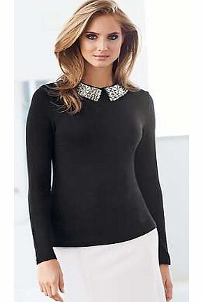 A gorgeous piece to make you feel special, this rib knit smart jersey top is enhanced by a collar of beads and decorative pearls. A sophisticated choice! A feminine shape with back button and keyhole fastening, round neckline and long sleeves. Top Fe