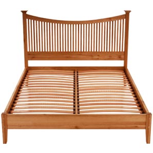 This low end oak bedstead has a traditional look y