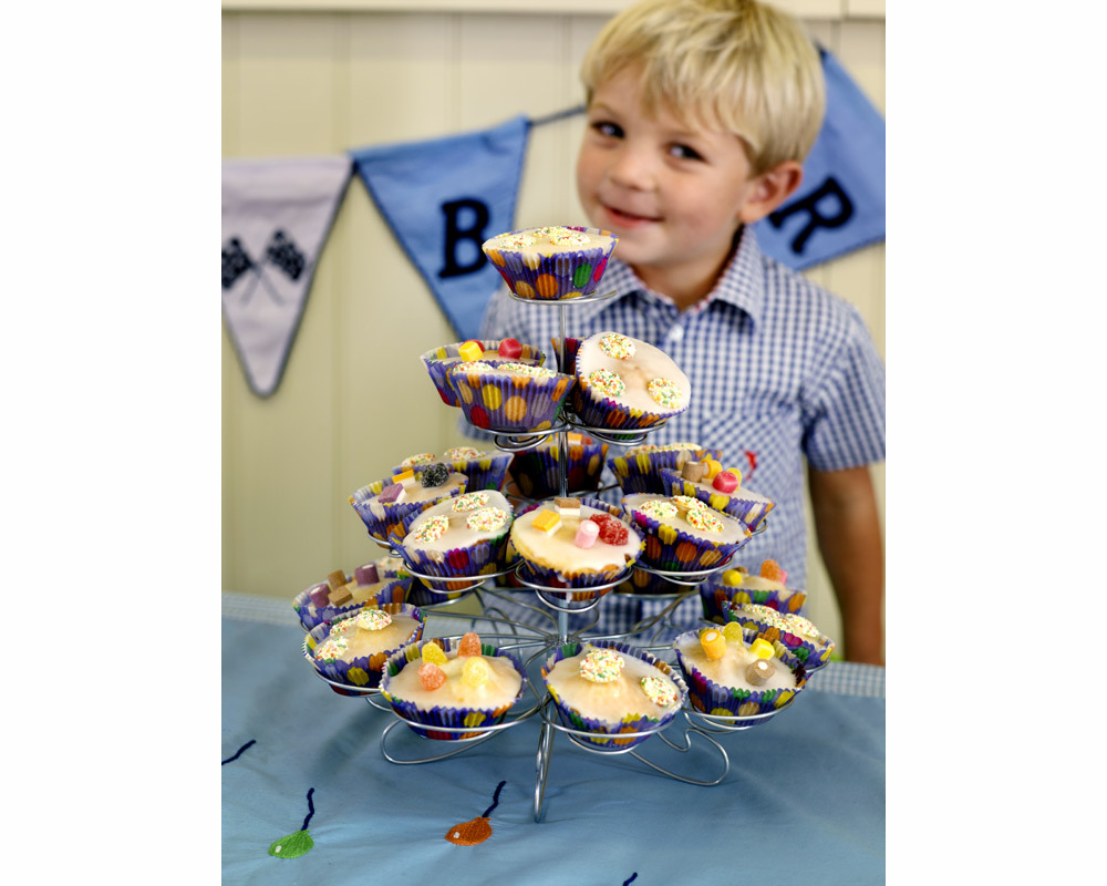 A stunning party table piece, this pretty, three-tiered metal cake stand holds 23 cupcakes and screw