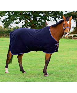A soft fleece rug ideal for show and travel use.Single front strap and cross surcingles.Cambridge bl