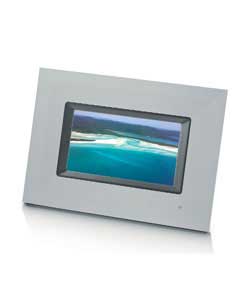 White plastic with silver inner trim.Size (H)17, (W)23.5, (D)4cm.Screen size 6 inches.1 USB port.Sli