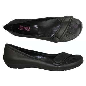 A comfortable pump from Jones Bootmaker. Features decorative strap and button detail, padded leather
