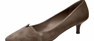 Stylish patent shoes with kitten heels and suede trim at the toe. Heine Shoe Features: Powder upper: Suede leather and leather patent Taupe upper: Suede leather and synthetic patent Lining and insole: Leather Outsole: Other materials Heel height appr