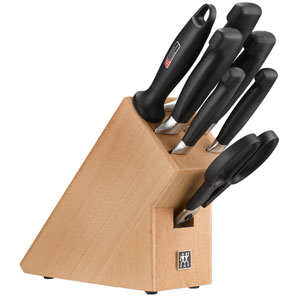 Solid beech wood block with 7 knives. Designed and developed in conjunction with professional