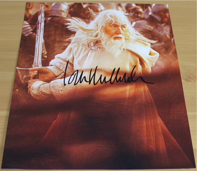 Superb signed photo of Sir Ian McKellan - Gandalf in Lord of the Rings. Signed in black pen. COA -