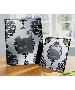 Set of 2 photo frames.Size 6 x 4in and 3 x 3in.