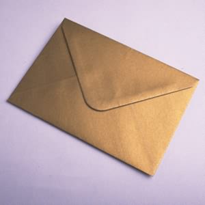 25 matt gold C6 envelopes with gummed flaps. C6 en