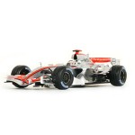Manufactured by Hot Wheels this 1/18 scale replica of Kimi Raikkonen`s 2006 McLaren-Mercedes MP4/21