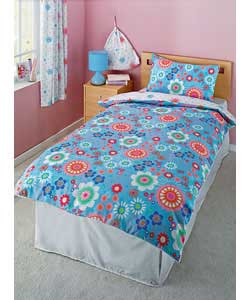 Includes 1 duvet cover, 1 pillowcase, 1 pair of unlined curtains and 1 laundry bag.Size curtains 66