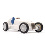 CMC has released a 1/18 replica of the 1934 Mercedes-Benz W25 and with the superb detail around the 