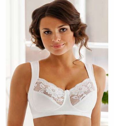 In elastic lace and firm cotton tricot in the under cup. Padded support on the sides for a wonderful shape. Adjustable, wide, and padded shoulder straps. Lycra Elastane with adjustable hook and eye fastening in the back. 61% Cotton, 24% Polyamide, 12