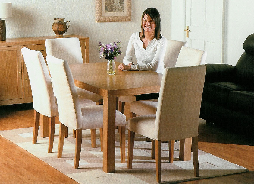 This evocative dining set radiates charm. Comprising a 59" x 35.5" rectangular table with