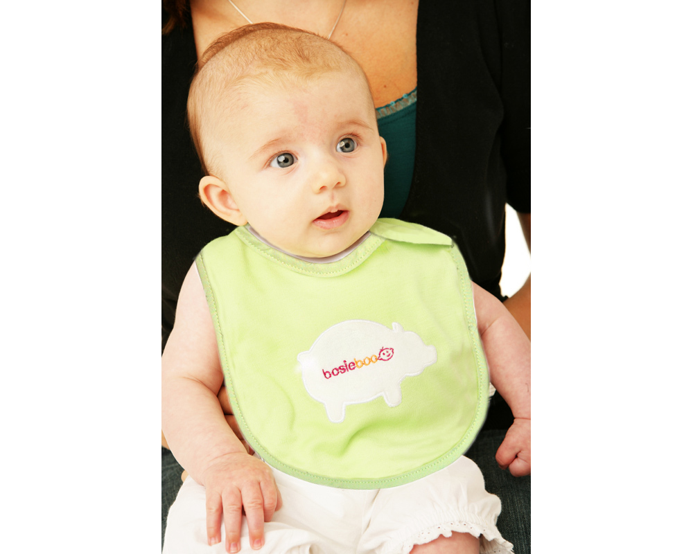 Shaped especially for newborns, these cute bibs are ideal for use when feeding or afterwards to catc