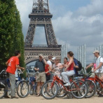 Enjoy the freedom of cycling through the streets of Paris and discover all her famous buildings, lan