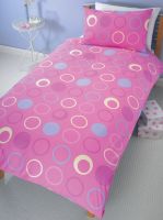 Funky retro design single duvet cover and pillowcase in 50% polyester/ 50% cotton. Machine
