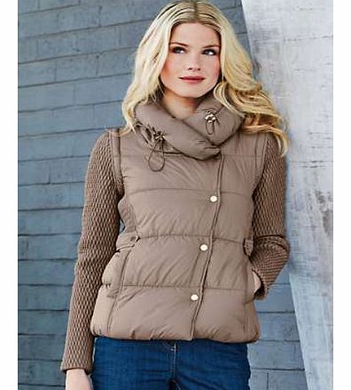 A great transitional cover up, this value quilted jacket can be worn 2 ways. As a gilet with sleeves removed or a full quilted coat. It will carry you from this season to the next and is perfect for everyday wear. What more could you want 2 coats in 