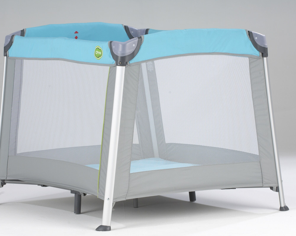 The lightest conventional travel cot on the market and also spacious, solid and easy to erect. With 